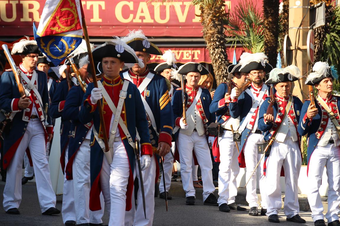 DEFILE MOUSQUETAIRES ET ZOUAVES